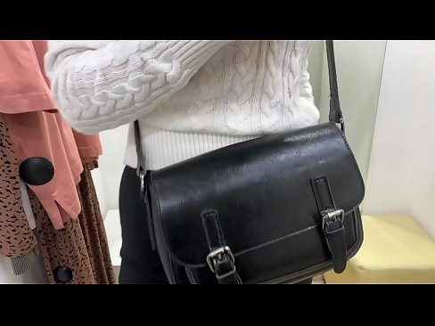 ❤️ 年輕婊子 FeralBerry 在試衣間用假陽具公開自慰 ❤️ 色情 在我們 ﹏